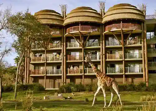 Villas Kidani del Animal Kingdom Lodge con jirafa en el jardín