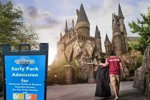 Personas ingresando al parque Universal con Early Park admission