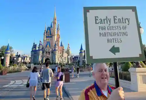 Personas ingresando al parque Disney con Early Entry